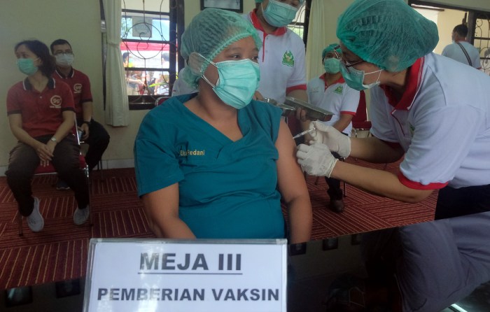 Vaksinasi medcom terhadap istimewa tengah pelajar Vaksinasi medcom terhadap istimewa tengah pelajar